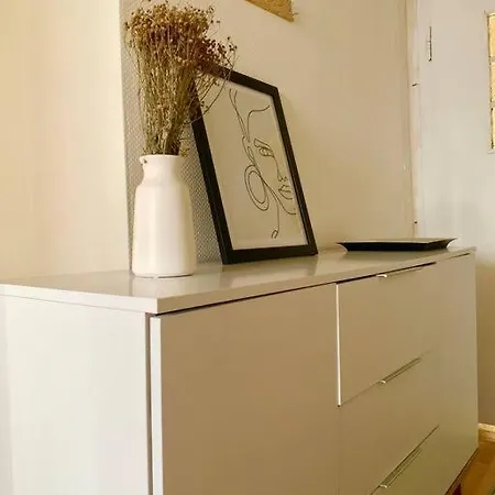 Apartment Zentrale In Bilk Mit Neuer Moderner Einrichtung Dusseldorf